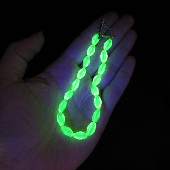 Uranium glass bead bracelet - Picture 2 of 8